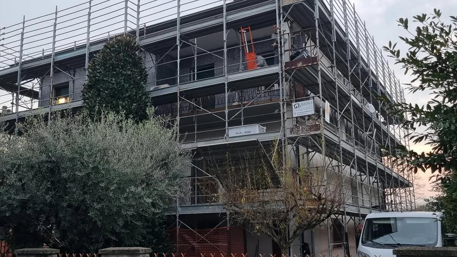 Cantiere GIOLI SRL: edificio residenziale con ponteggio completo durante la ristrutturazione